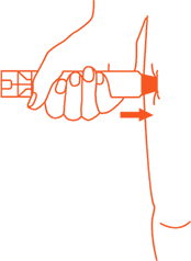 Halten Sie das orangefarbene Ende – die Nadelabdeckung – in einem rechten Winkel (90-Grad-Winkel) und etwa 10 cm von Ihrem Oberschenkel entfernt. 
