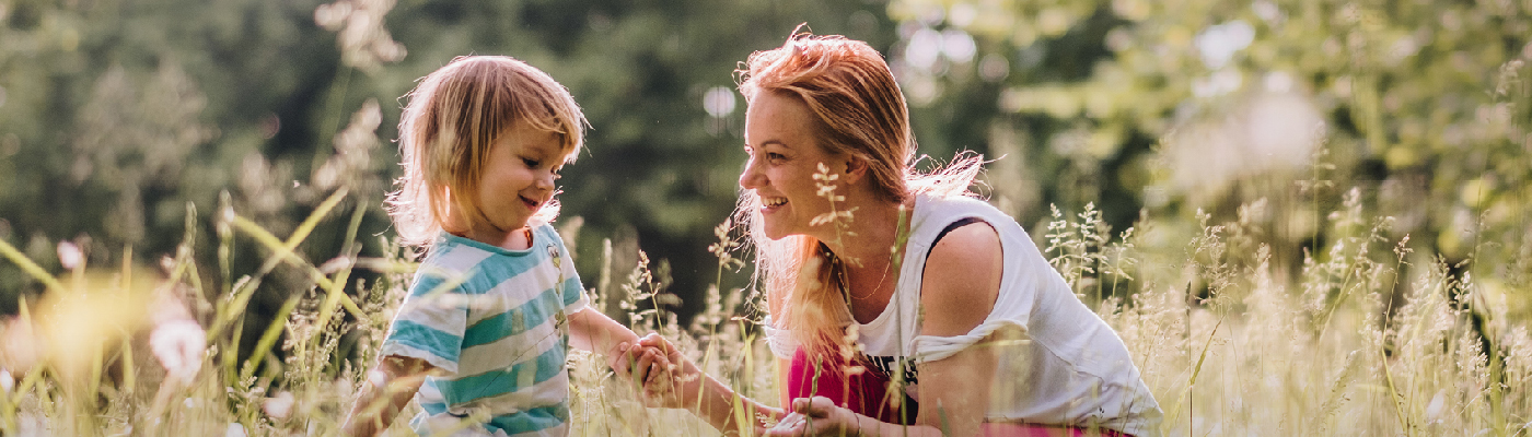 Mama und Kind genießen den Frühling in der Natur, zur Sicherheit haben sie Fastjekt® immer dabei.