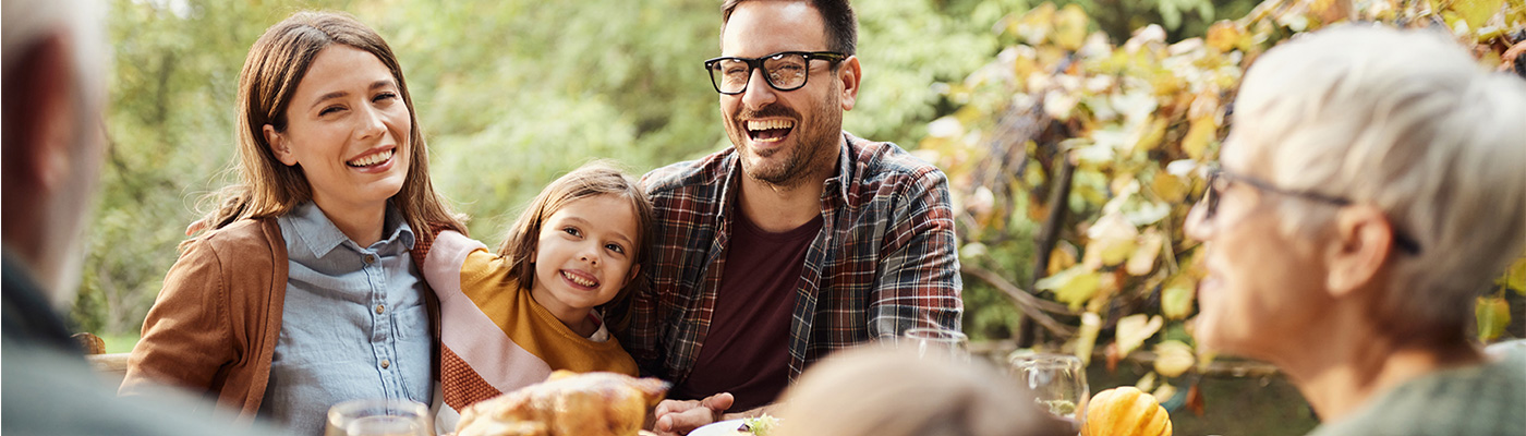 Familie und Freunde feiern eine Gartenparty, Betroffene haben zur Sicherheit Fastjekt® immer dabei.