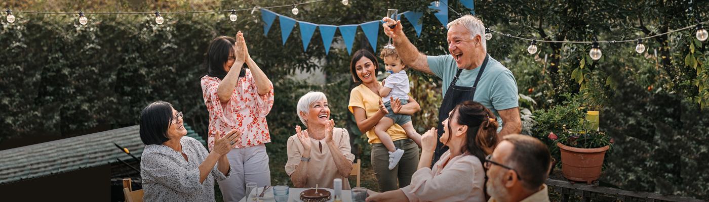 Familie und Freunde feiern eine Gartenparty, Betroffene haben zur Sicherheit Fastjekt® immer dabei.