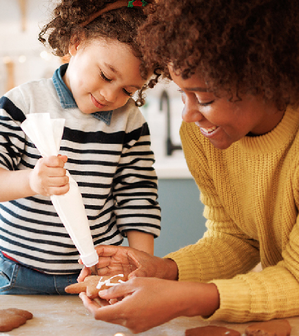Mama und Kind backen gemeinsam Weihnachtskekse und haben dabei Fastjekt® immer sicher zur Hand.