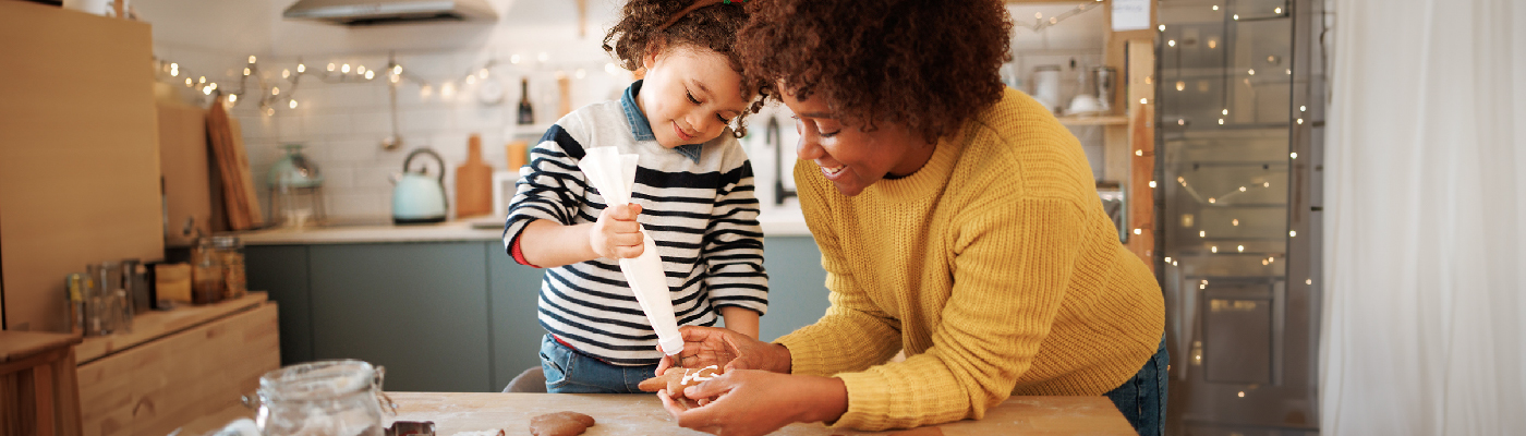 Mama und Kind backen gemeinsam Weihnachtskekse und haben dabei Fastjekt® immer sicher zur Hand.