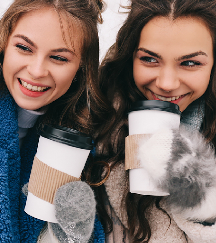 Mama und Kind backen gemeinsam Weihnachtskekse und haben dabei Fastjekt® immer sicher zur Hand.