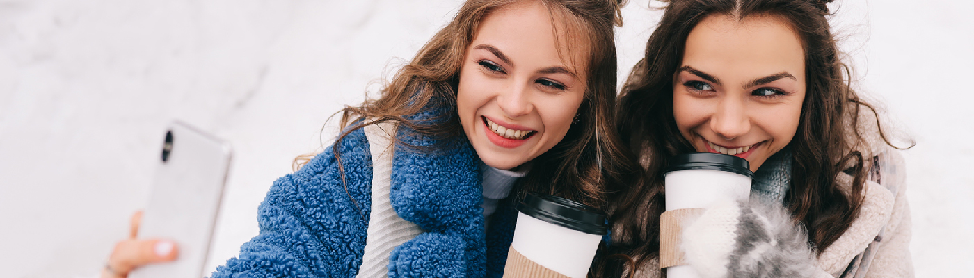 Mama und Kind backen gemeinsam Weihnachtskekse und haben dabei Fastjekt® immer sicher zur Hand.