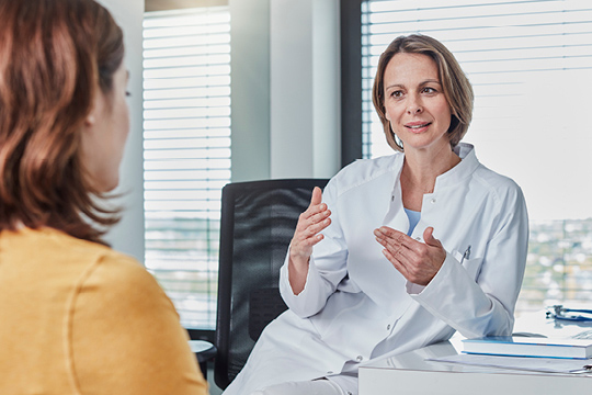 Ärztin informiert Patientin über Wirkweise von Fastjekt®.