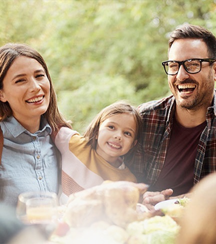 Familie und Freunde feiern eine Gartenparty, Betroffene haben zur Sicherheit Fastjekt® immer dabei.