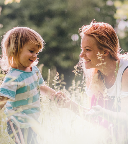 Mama und Kind genießen den Frühling in der Natur, zur Sicherheit haben sie Fastjekt® immer dabei.