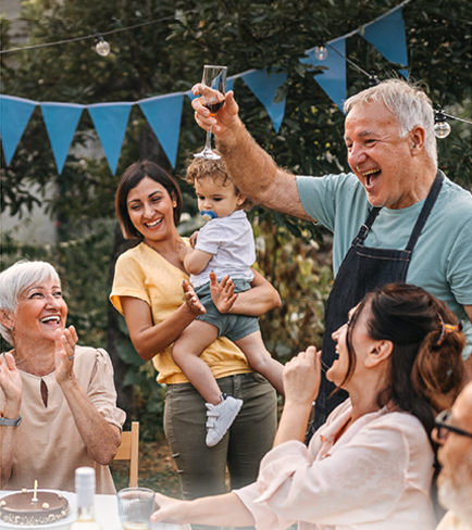 Familie und Freunde feiern eine Gartenparty, Betroffene haben zur Sicherheit Fastjekt® immer dabei.